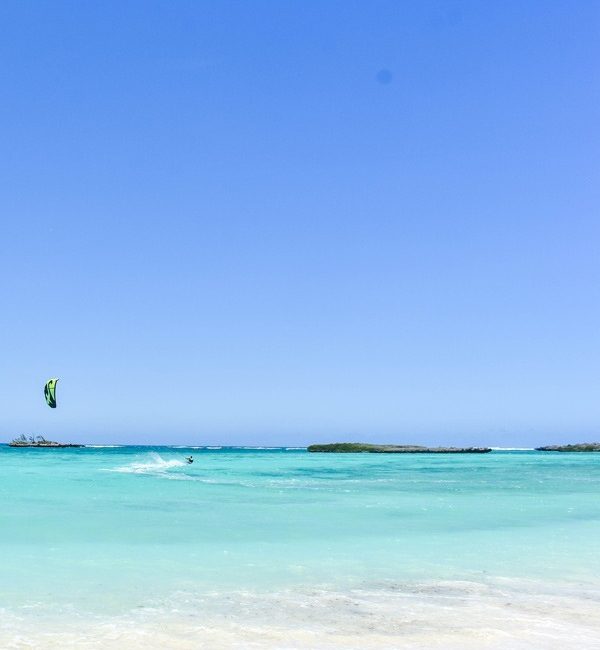 Discover high-end sporting experiences such as kitesurfing on a personalized luxury travel in Madagascar